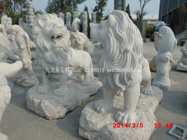 白麻非洲狮爬狮雕塑