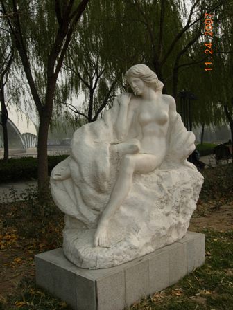 北京国际雕塑公园的美女俊男